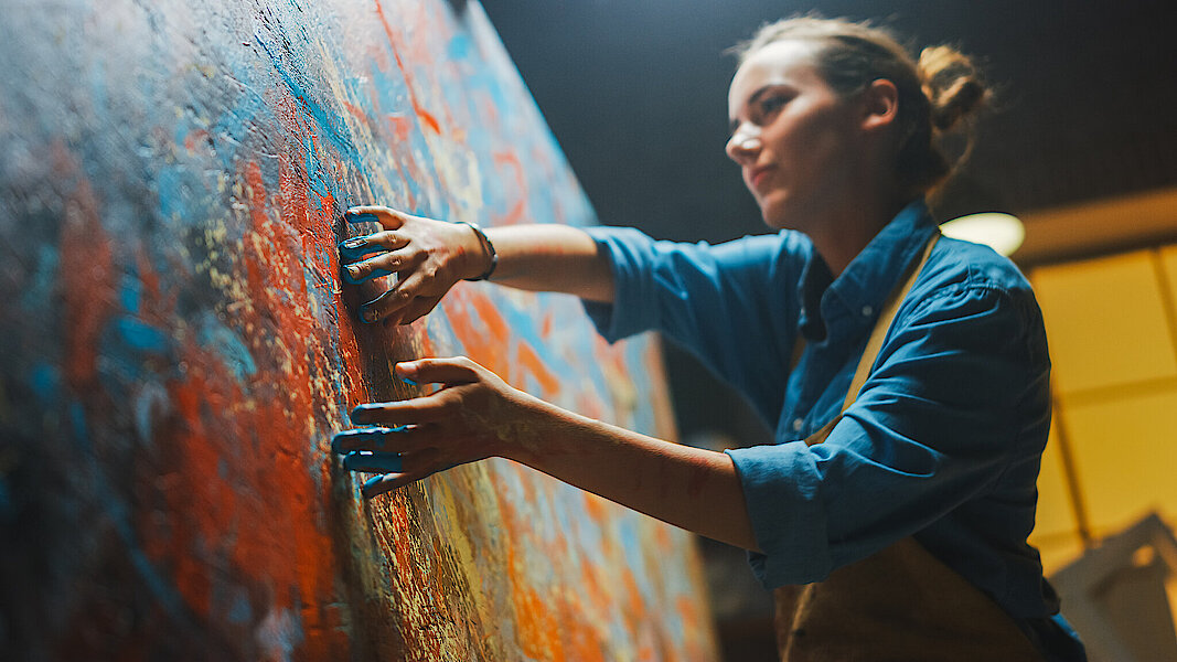 Talented,Innovative,Female,Artist,Draws,With,Her,Hands,On,The